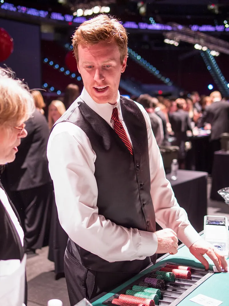Real Dealers vs. The Algorithm: Which Online Casino Format Actually Delivers in 2024?